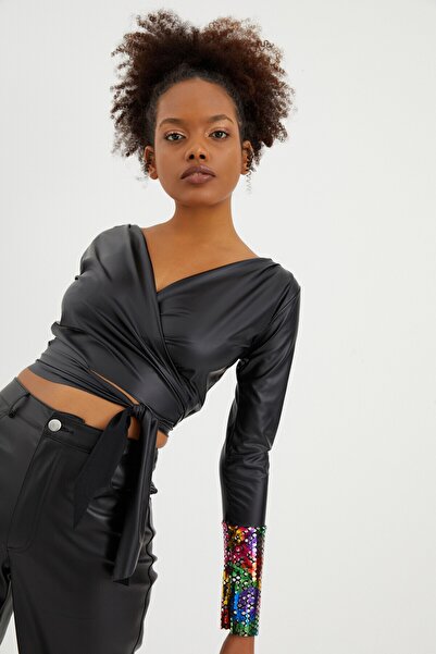 Quincey Kol Detaylı Deri Anvelop Bluz