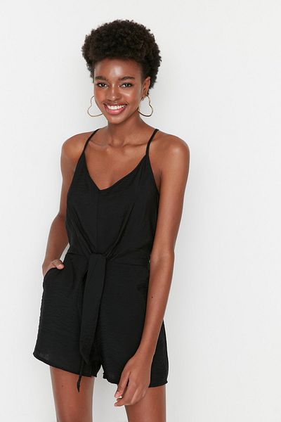 Trendyol Collection Schwarzer Jumpsuit aus gewebtem Mini mit Riemchendetail und Krawatte TWOSS22TU0300