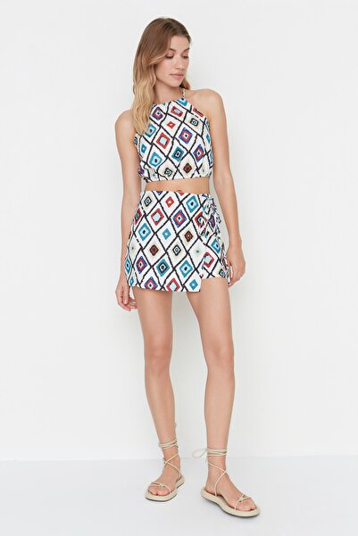 Trendyol Collection Halter nyakú szőtt blúz és mini rövidnadrág szoknya mintás öltöny - TWOSS22AU00005