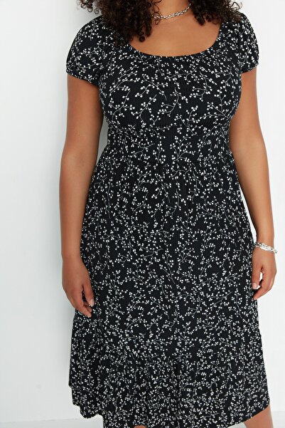 Trendyol Curve Μαύρο φλοράλ στάμπα σε γραμμή Α Maxi πλεκτό φόρεμα συν μέγεθος TBBSS22AH00009