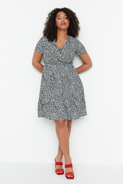 Trendyol Curve Čierne šaty s kvetinovou potlačou s výstrihom do V Stakter Pletené šaty nadmernej veľkosti Tbbss22El1638