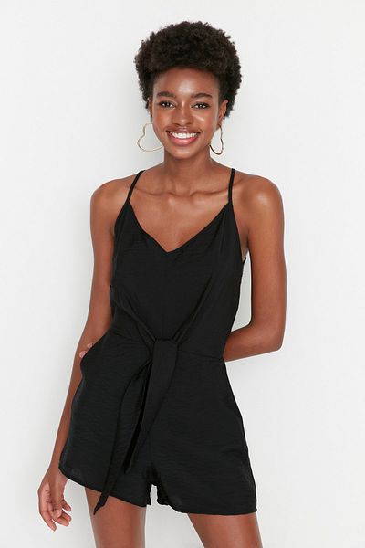 Trendyol Collection Schwarzer Jumpsuit aus gewebtem Mini mit Riemchendetail und Krawatte TWOSS22TU0300