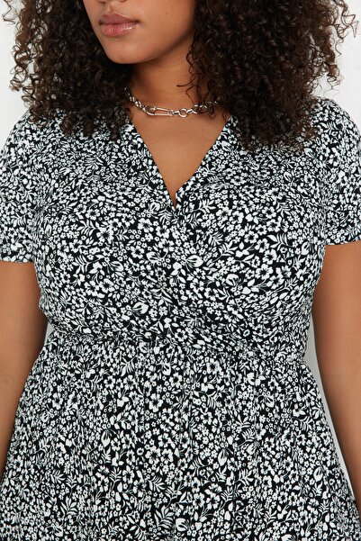 Trendyol Curve Čierne šaty s kvetinovou potlačou s výstrihom do V Stakter Pletené šaty nadmernej veľkosti Tbbss22El1638