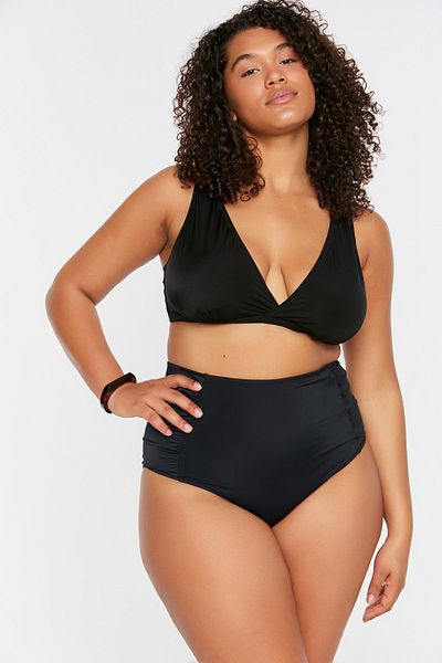 Trendyol Curve Schwarze Bikinihose mit hoher Taille TBSSS22BA0329