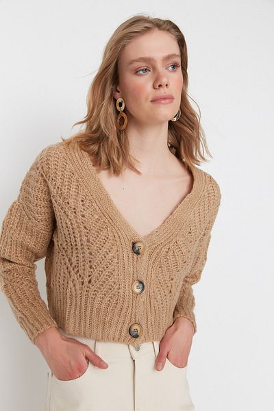 Trendyol Collection Kamelfarbener, weicher, strukturierter Crop-Cardigan mit Knopfdetail