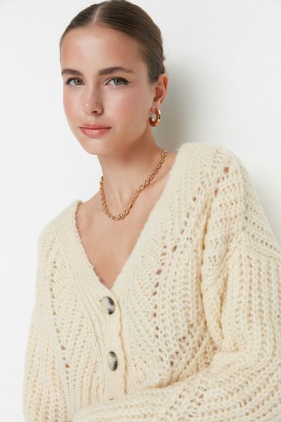 Trendyol Collection Kurzer Strickcardigan in Ecru mit weicher Struktur - TWOAW21HI0017