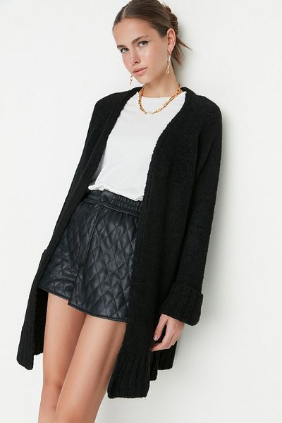 Trendyol Collection Schwarzer, weicher, strukturierter Strick-Cardigan mit weiter Passform TWOAW21HI0555