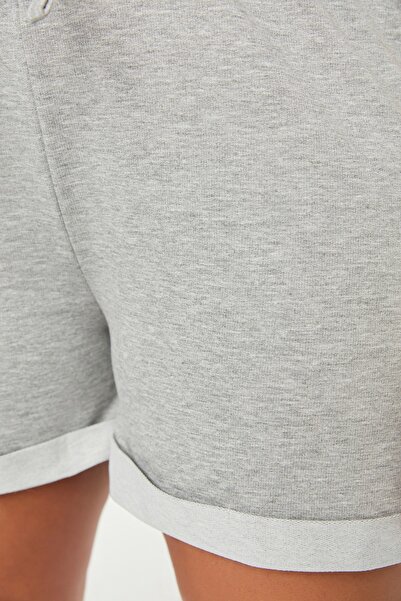 Trendyol Curve Šedé pletené šortky a Bermudy TBBSS22SR0143