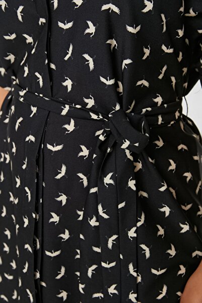 Trendyol Curve Detailně tkané šaty s černým vzorem s páskem TBBSS22EL1582