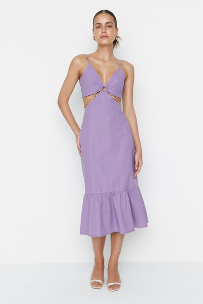 Trendyol Collection Projektowana liliowa sukienka z wycięciem i szczegółowym łańcuszkiem TWOSS22EL00057