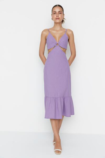 Trendyol Collection Projektowana liliowa sukienka z wycięciem i szczegółowym łańcuszkiem TWOSS22EL00057