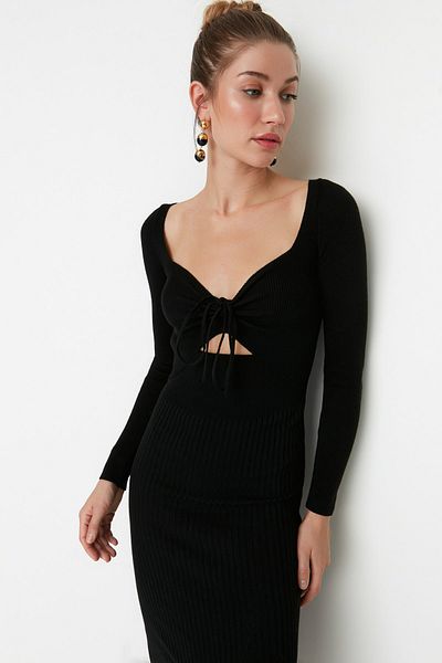 Trendyol Collection Černé midi úpletové šaty s oknem TWOAW22EL0547