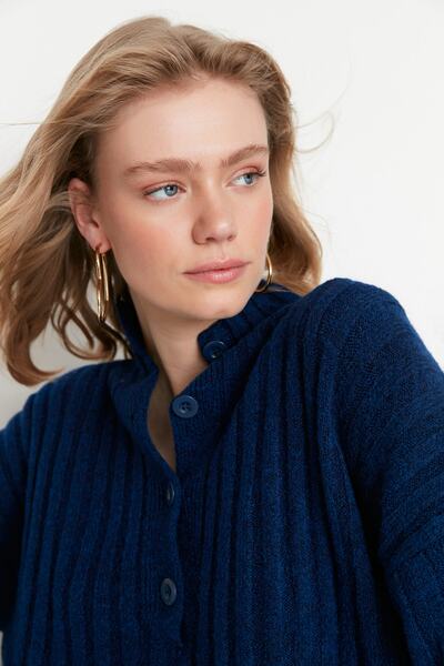 Trendyol Collection Темно-синій светр з широкою формою з м'яким текстурованим коміром-стійкою Светр TWOAW21KZ0783