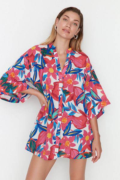 Trendyol Collection Plážové mini šaty z bavlny s květinovým vzorem - TBESS22EL1438