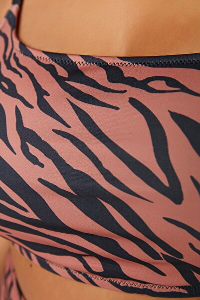 Trendyol Curve Πολύχρωμο ριχτάρι με μοτίβο ζώων με κάλυμμα μπικίνι μεγάλου μεγέθους TBBSS22BU0382