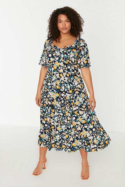 Trendyol Curve Mehrfarbiges, gewebtes Kleid mit Blumendruck und Rüschenbesatz TBBSS22EL1600