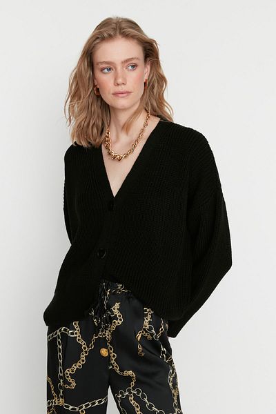 Trendyol Collection Schwarzer Strickcardigan mit V-Ausschnitt und weiter Passform TWOAW20HI0215
