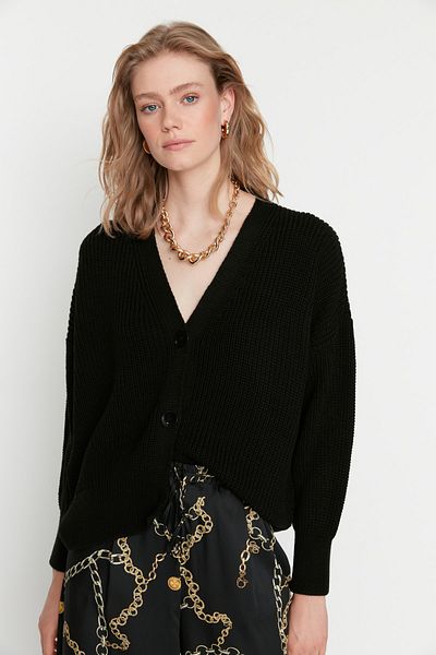 Trendyol Collection Schwarzer Strickcardigan mit V-Ausschnitt und weiter Passform TWOAW20HI0215
