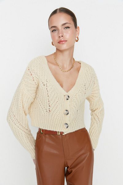 Trendyol Collection Kurzer Strickcardigan in Ecru mit weicher Struktur - TWOAW21HI0017