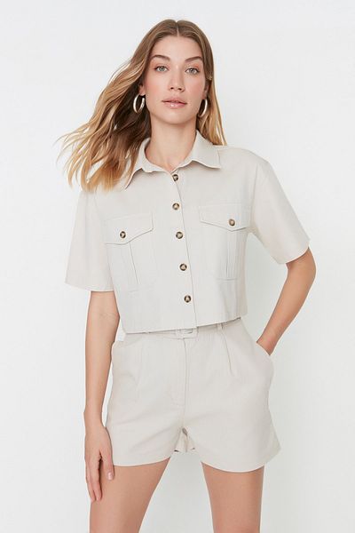 Trendyol Collection Gewebtes Hemd mit Taschendetail in Stein – Kurzarm, normale Passform TWOSS22GO0654