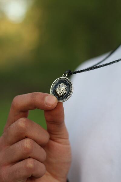 Dukkanka Siyah Çift Renk Aslan Mineli Burgu Zincirli Kolye