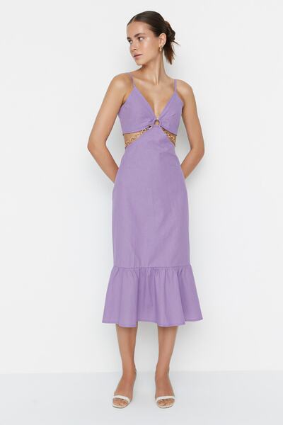 Trendyol Collection Projektowana liliowa sukienka z wycięciem i szczegółowym łańcuszkiem TWOSS22EL00057