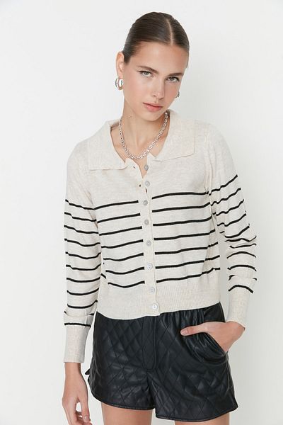 Trendyol Collection Beigefarbene Strickjacke mit Rollkragen - TWOAW22HI0241