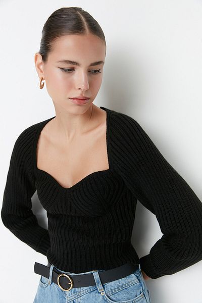 Trendyol Collection Schwarzer kurzer Strickpullover mit Herzkragen TWOAW22KZ1760