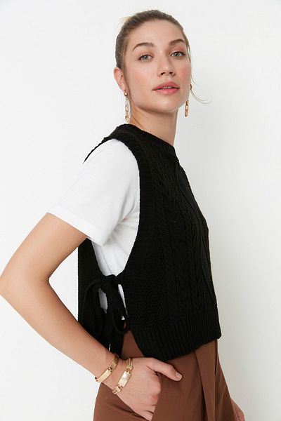 Trendyol Collection Schwarzer Strick-Crop-Pullover – mit Seitenband und Bindedetail TWOAW22SV0058