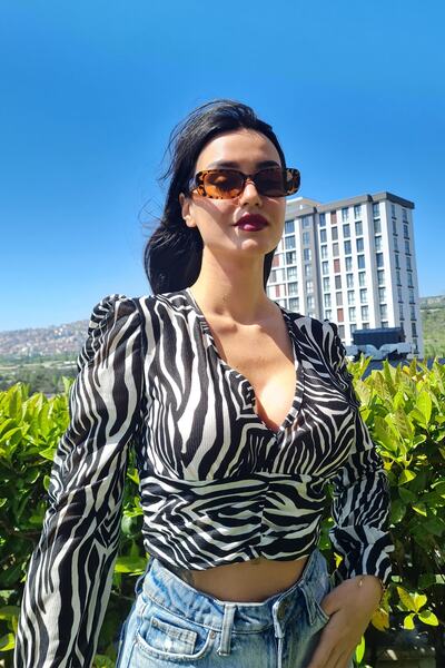 Trend Alaçatı Stili Dámská černá halenka s výstřihem do V s princeznovským ru...