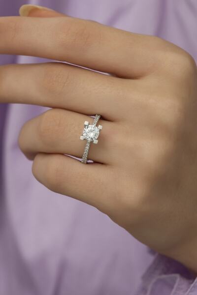 ALYANSEVİM Dört Tırnaklı Zirkon Taşlı Tektaş Gümüş Kadın Yüzük