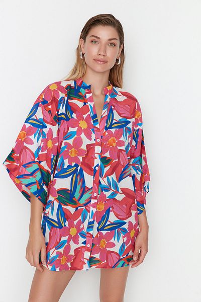 Trendyol Collection Plážové mini šaty z bavlny s květinovým vzorem - TBESS22EL1438