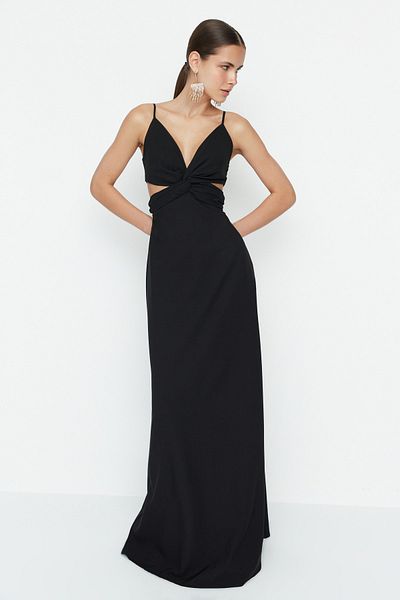Trendyol Collection Schwarzes, detailliertes, langes Abendkleid TPRSS22AE0154
