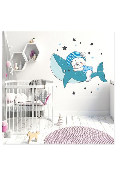 Sticker Sepetim Ursuleț drăguț în pijama albastră dormind pe o balenă, stele și inimi, autocolant de perete pentru camera copiilor