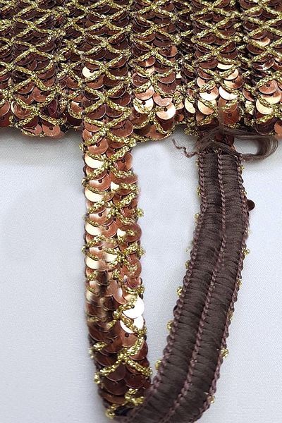 Hobigram شريط من رقائق الفضلات الذهبية البنية - تصميم خاص، إكسسوار، إنتاج عالي الجودة، طراز مثير للنظر - ديكور
