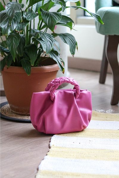 Moom Bag Geantă de umăr din piele moale cu mâner tricotat fucsia