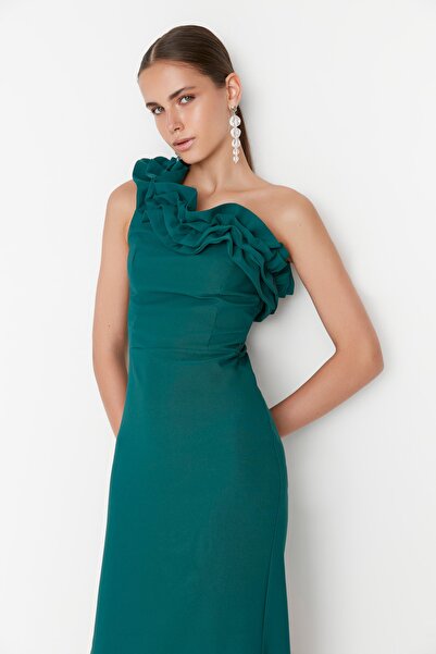 Trendyol Collection Smaragdově zelená podšívka Flounced Woven Stylové večerní šaty Noční šaty pro promoce TPRSS21AE0044