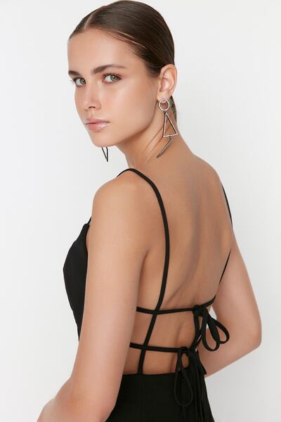 Trendyol Collection Detailní dlouhé večerní šaty Black Sweetheart s výstřihem TPRSS22AE0051