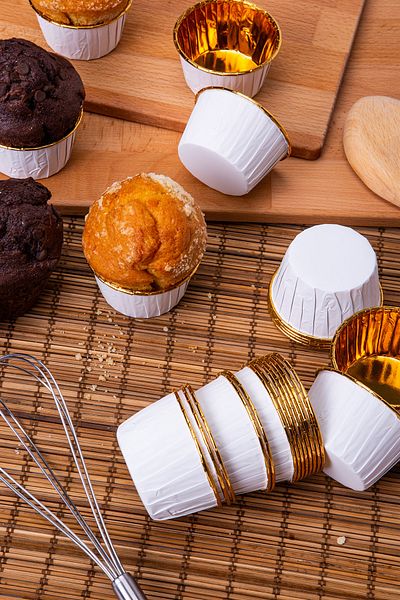 Huzur Party Store White Glossy Cardboard 25-Piece Cake Mold Gold Coated Edge Does Not Scatter in the Oven 6.5x4 Cm Muffin Cupcake