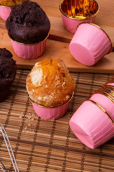 Huzur Party Store Pink Glossy Cardboard 25-Piece Cake Mold with Gold Coated Edge and Does Not Scatter in the Oven 6.5x4 Cm Muffin Cupcake