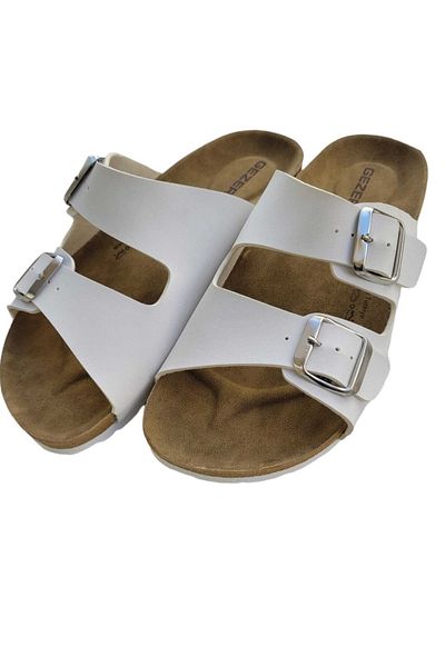 MODA SENİ Γυναικείες παντόφλες Gezer Buckle Cork Sole Λευκές. Κομψές γυναικείες παντόφλες με θήκη φτέρνας