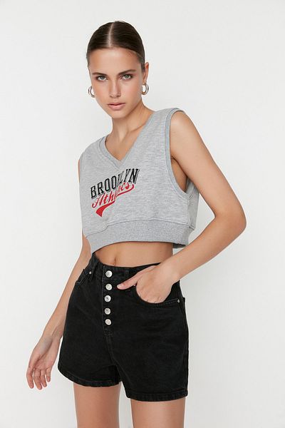 Trendyol Collection Schwarze Jeansshorts mit hoher Taille - Knopfleiste vorne TWOSS22SR00112