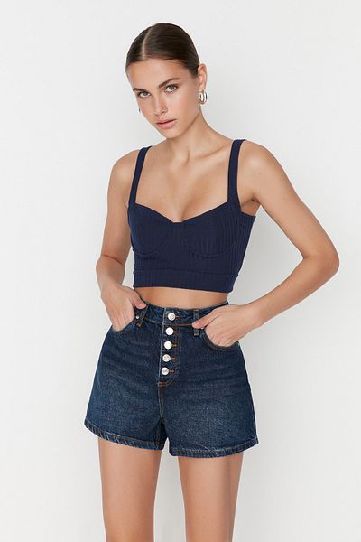 Trendyol Collection Dunkelblaue, vorne geknöpfte Jeansshorts mit hoher Taille TWOSS22SR00112