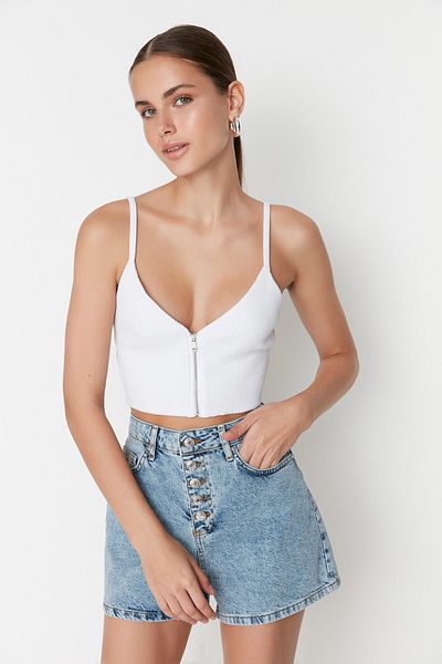 Trendyol Collection Blaue Jeansshorts mit Knöpfen vorne TWOSS22SR00112