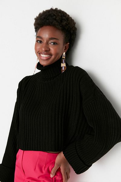 Trendyol Collection Schwarzer kurzer Basic-Strickpullover TWOAW22KZ0223