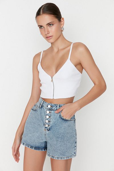 Trendyol Collection Blaue Jeansshorts mit Knöpfen vorne TWOSS22SR00112
