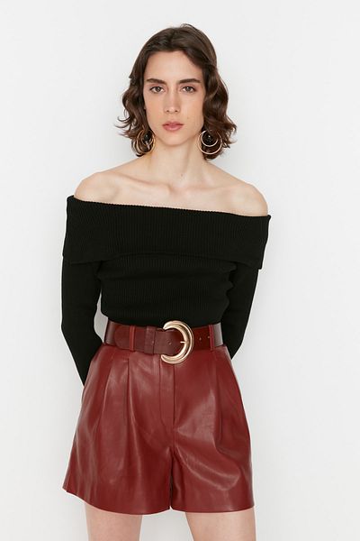 Trendyol Collection Schwarzer Strickpullover mit Carmen-Kragen - Super Crop TWOAW22KZ1897