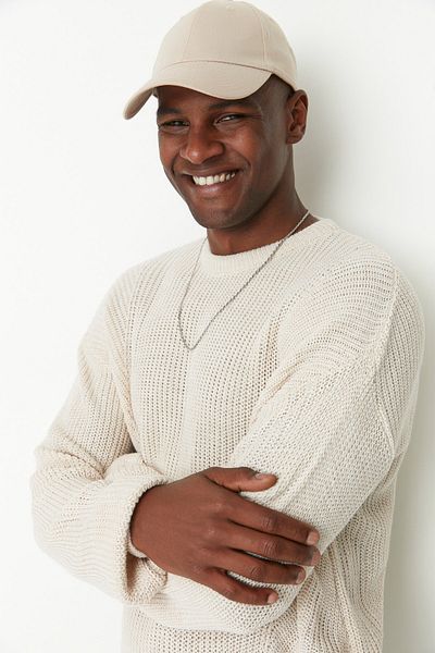 Trendyol Collection Beiger Unisex-Strickpullover - weite Passform, Rundhalsausschnitt, Schlitz TMNAW21KZ0552