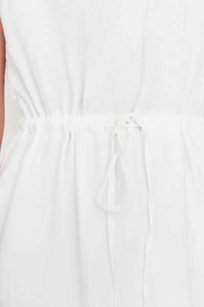 Trendyol Collection Tkana sukienka z falbaną w kolorze ecru TWOSS22EL00739