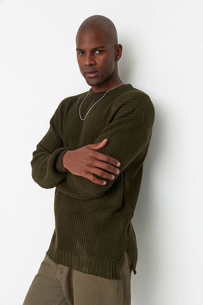 Trendyol Collection Khakifarbener Strickpullover – Übergröße, Rundhalsausschnitt, Schlitzdetail TMNAW21KZ0552